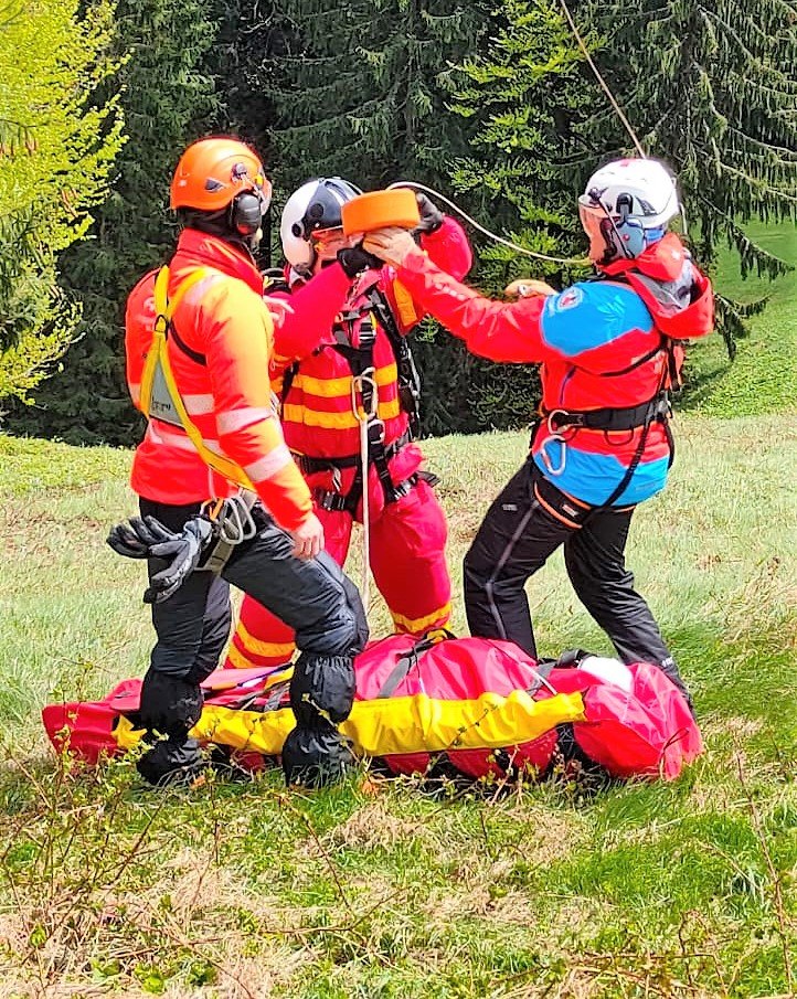 Výcvik leteckých záchranářů v Beskydech